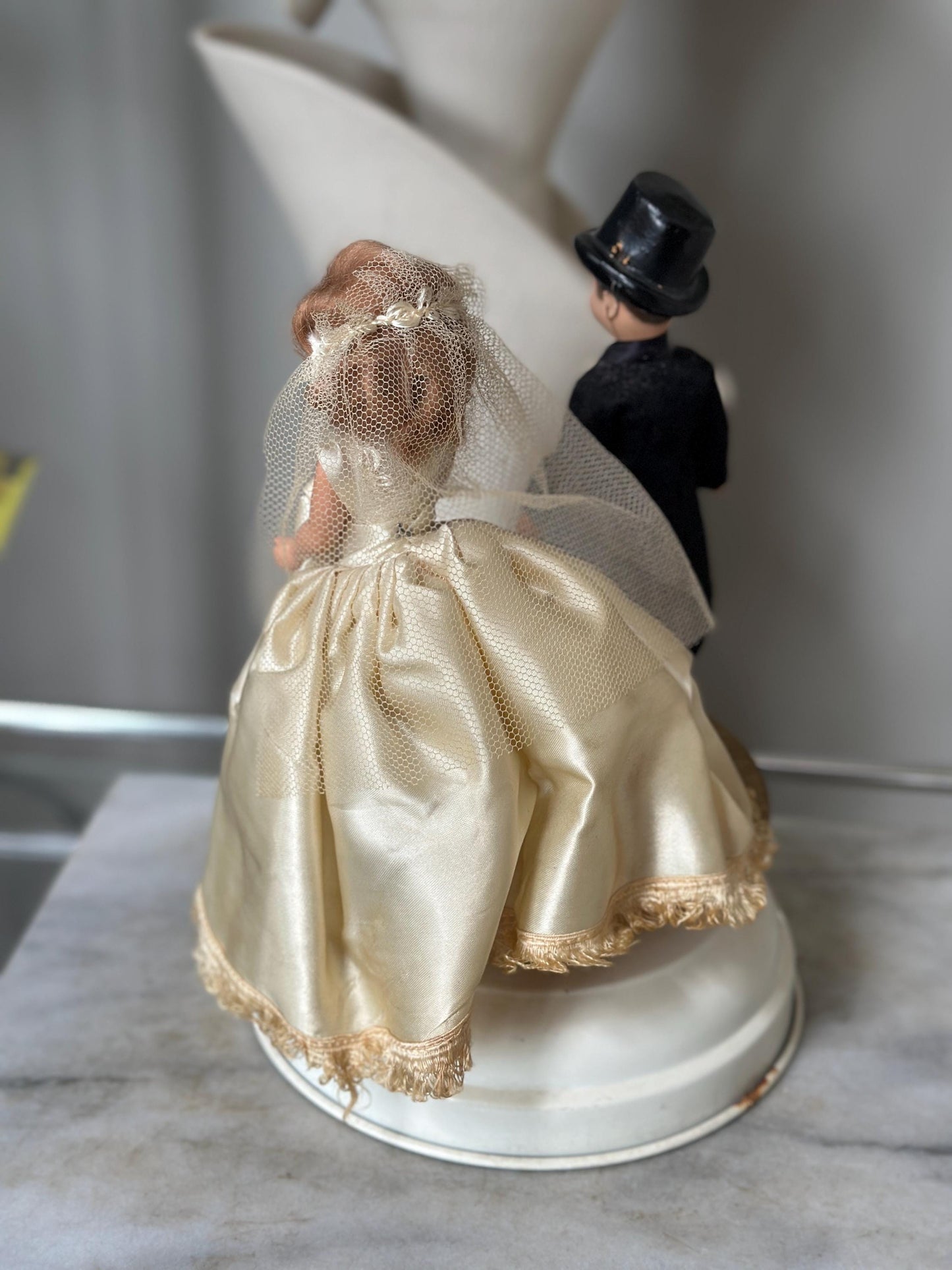 Vintage Antique Bride & Groom Wind-Up Musical Wedding Cake Topper – Rare Collectible