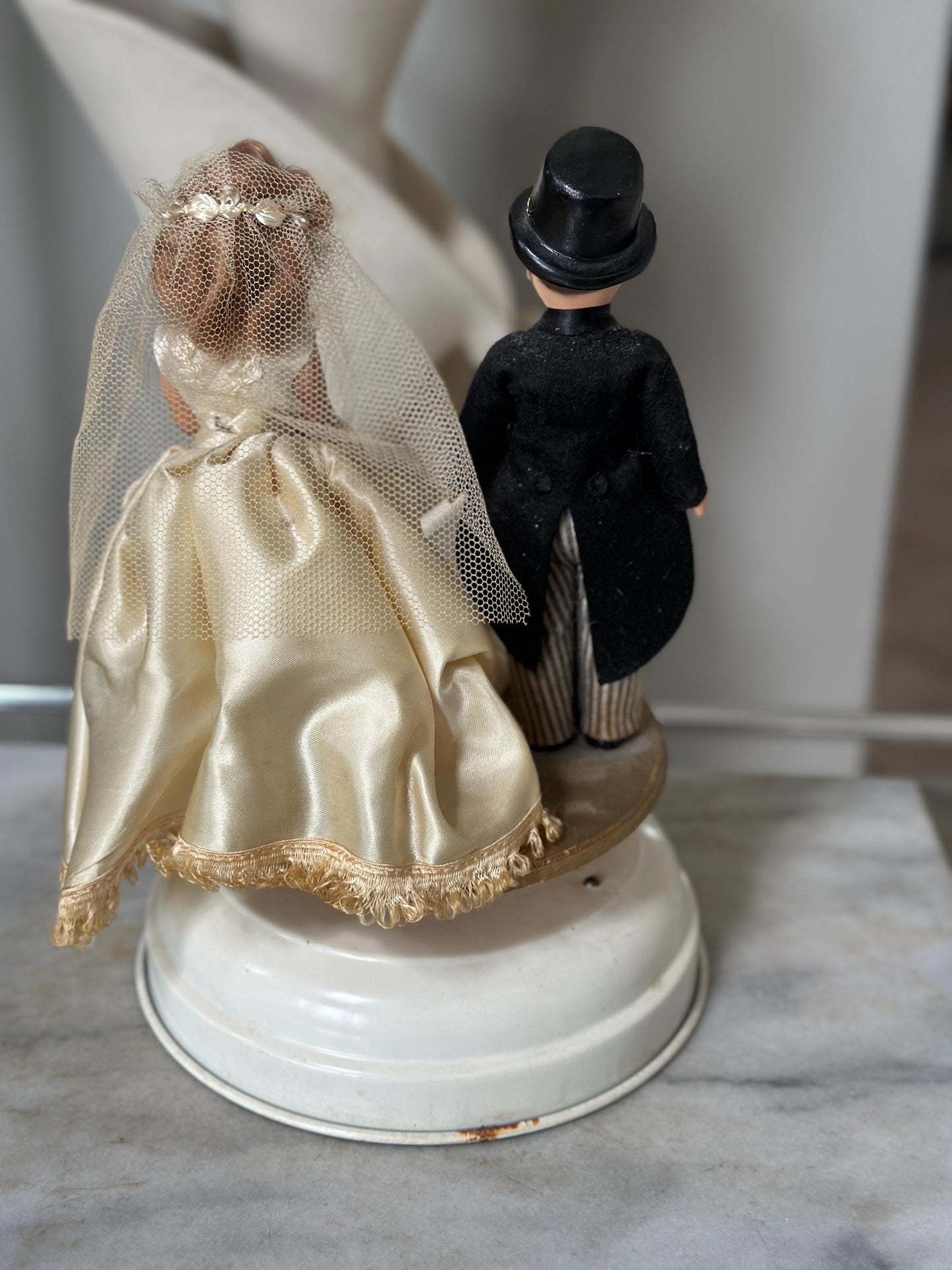 Vintage Antique Bride & Groom Wind-Up Musical Wedding Cake Topper – Rare Collectible