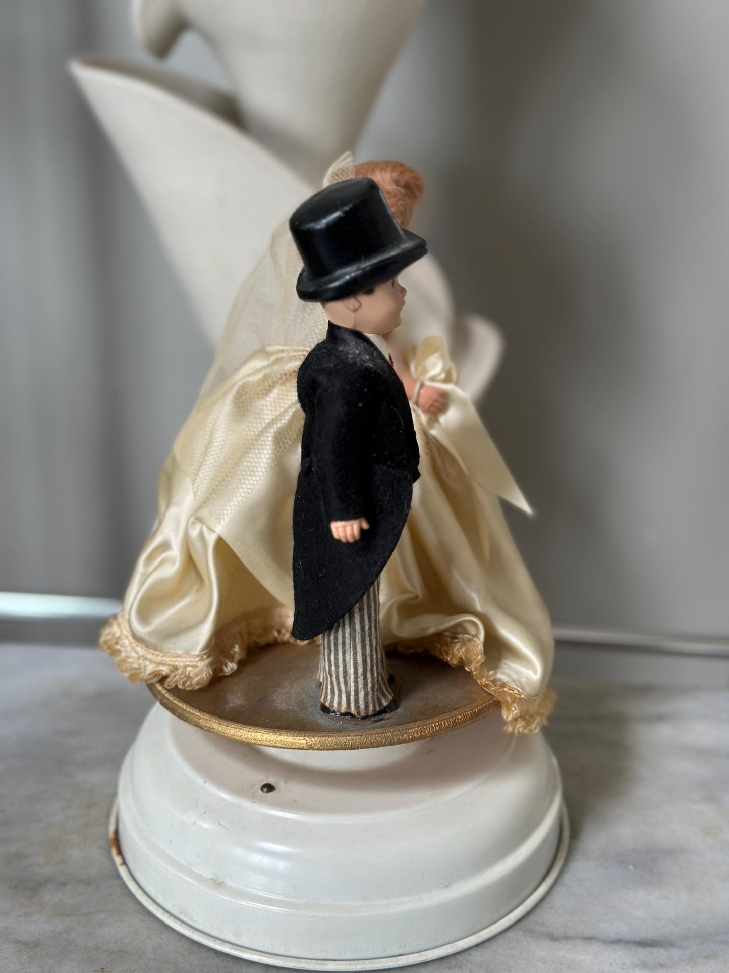 Vintage Antique Bride & Groom Wind-Up Musical Wedding Cake Topper – Rare Collectible