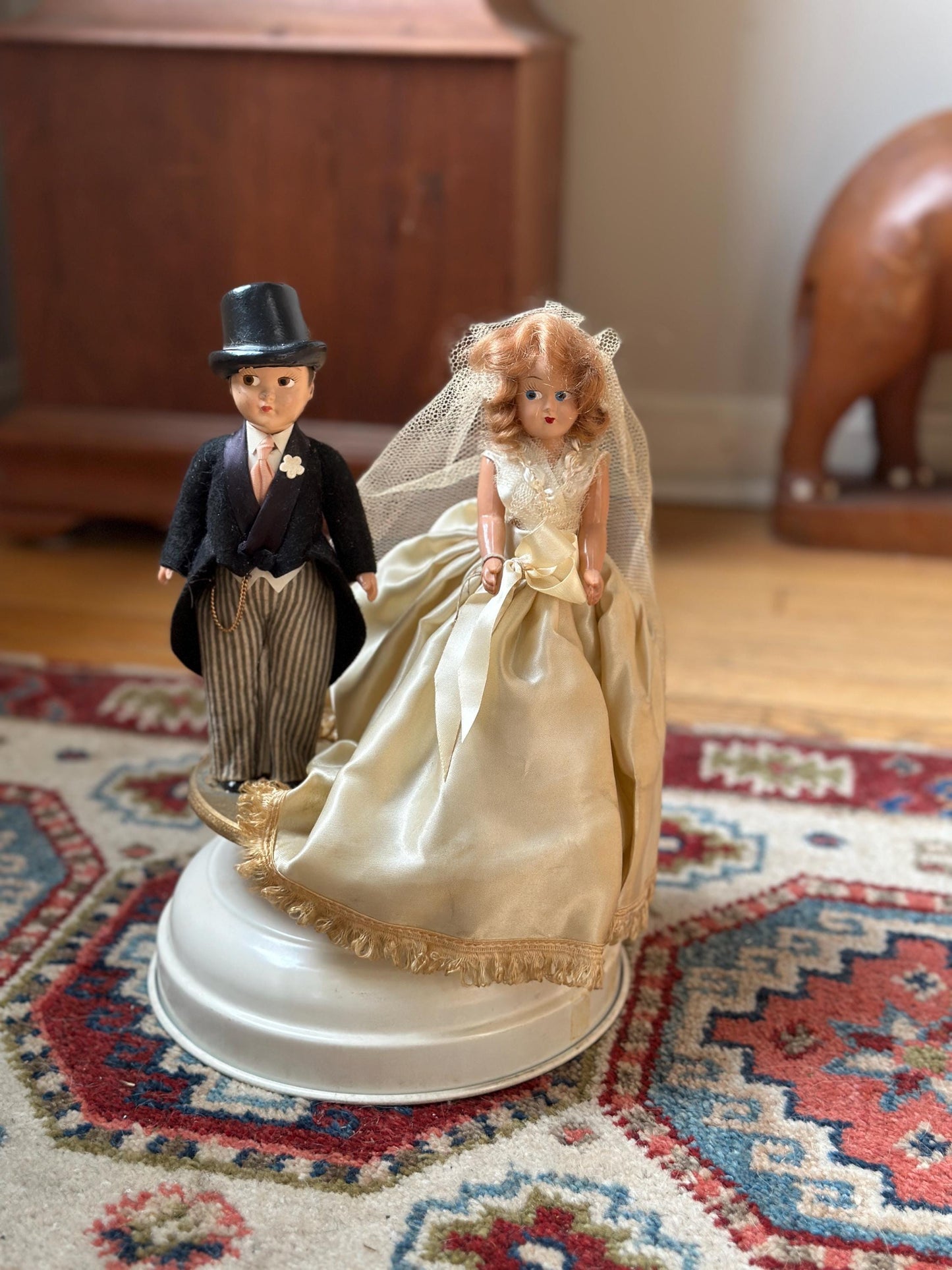 Vintage Antique Bride & Groom Wind-Up Musical Wedding Cake Topper – Rare Collectible