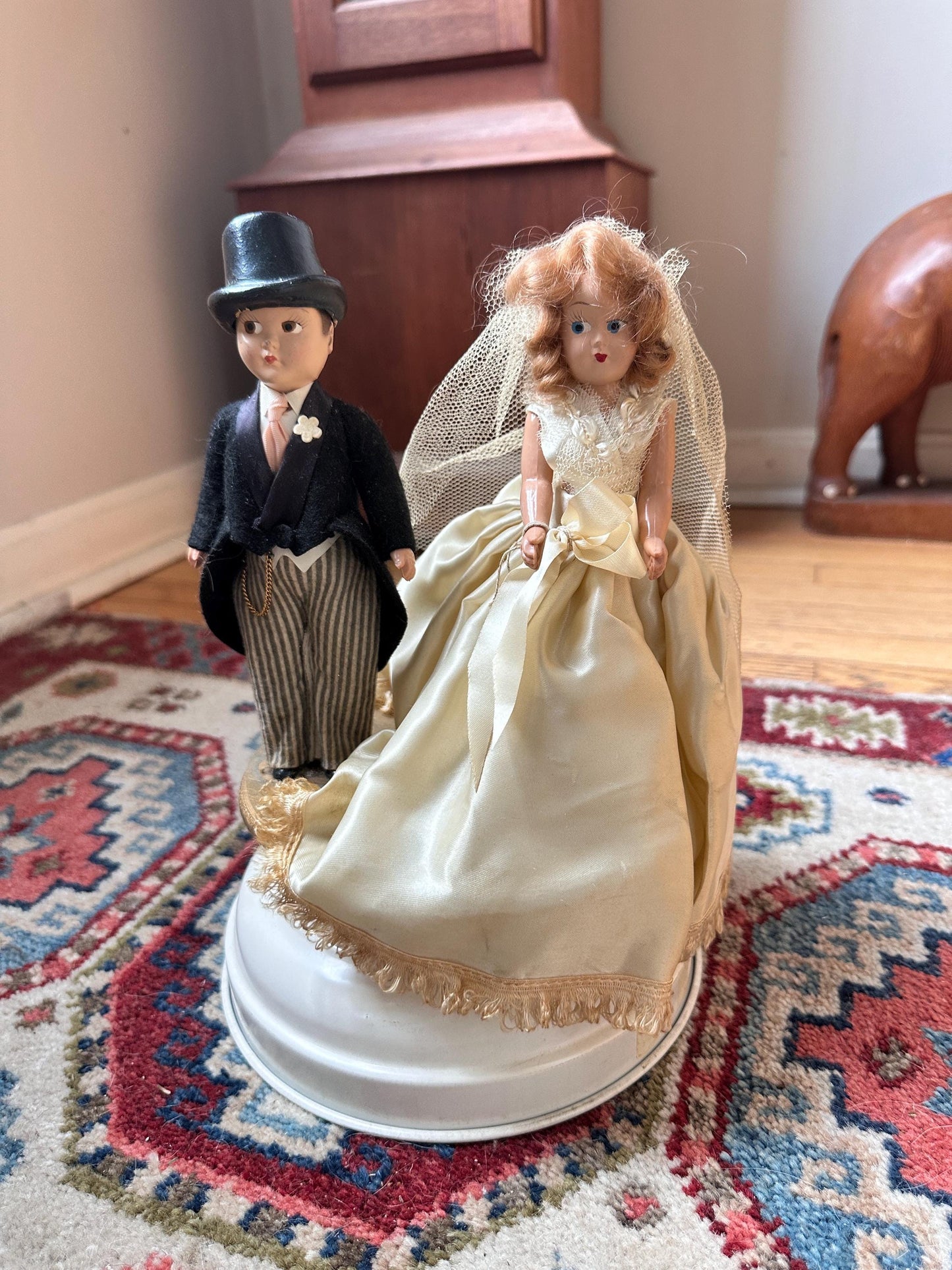 Vintage Antique Bride & Groom Wind-Up Musical Wedding Cake Topper – Rare Collectible