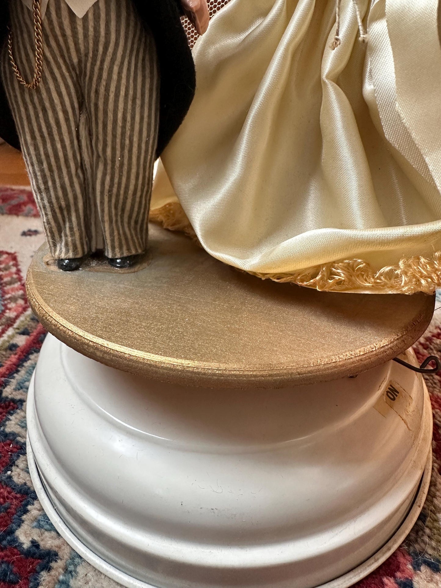Vintage Antique Bride & Groom Wind-Up Musical Wedding Cake Topper – Rare Collectible