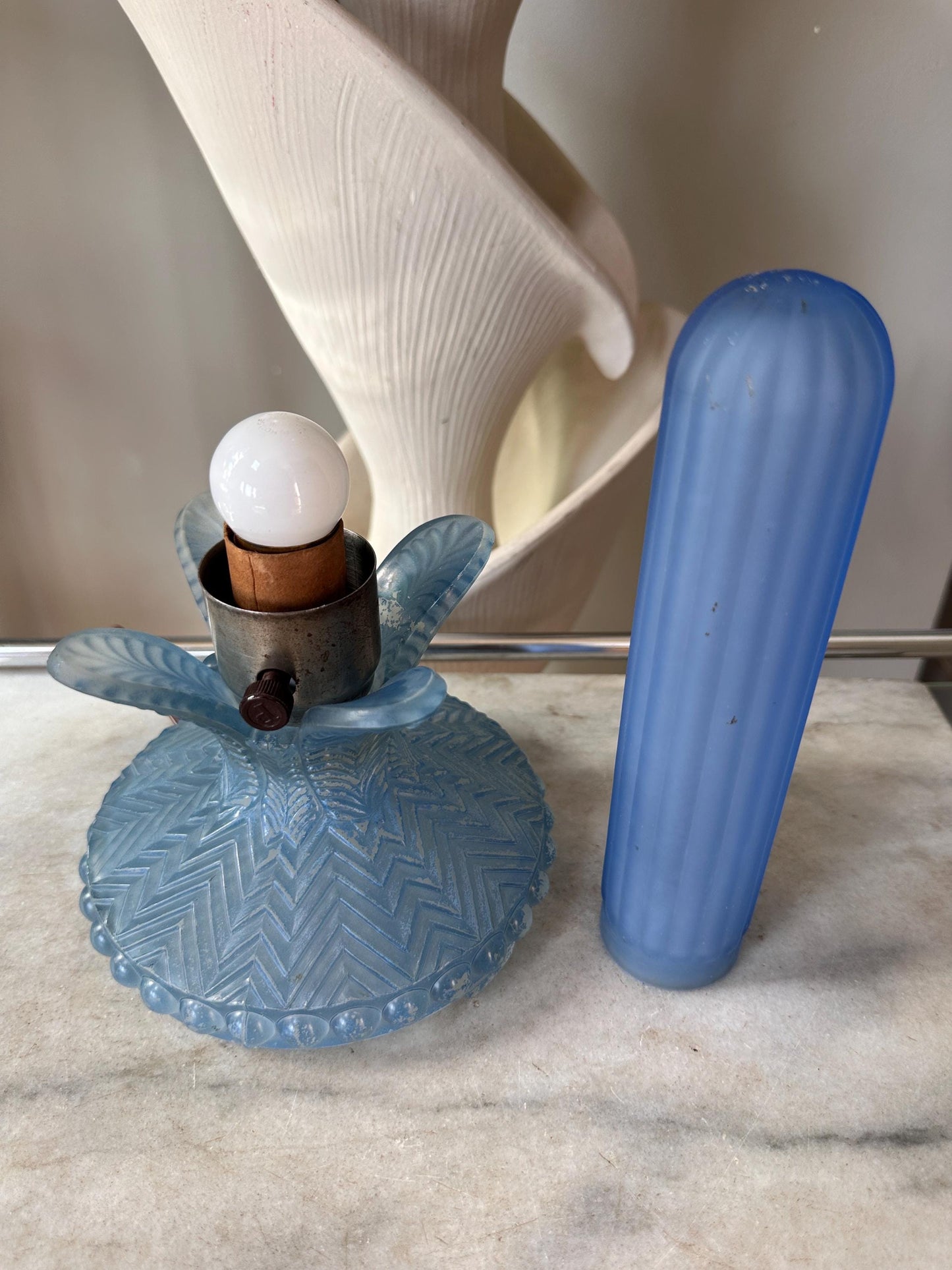 Vintage 1940s Skyscraper Bullet Boudoir Lamp – Blue Frosted Glass Art Deco Accent Light