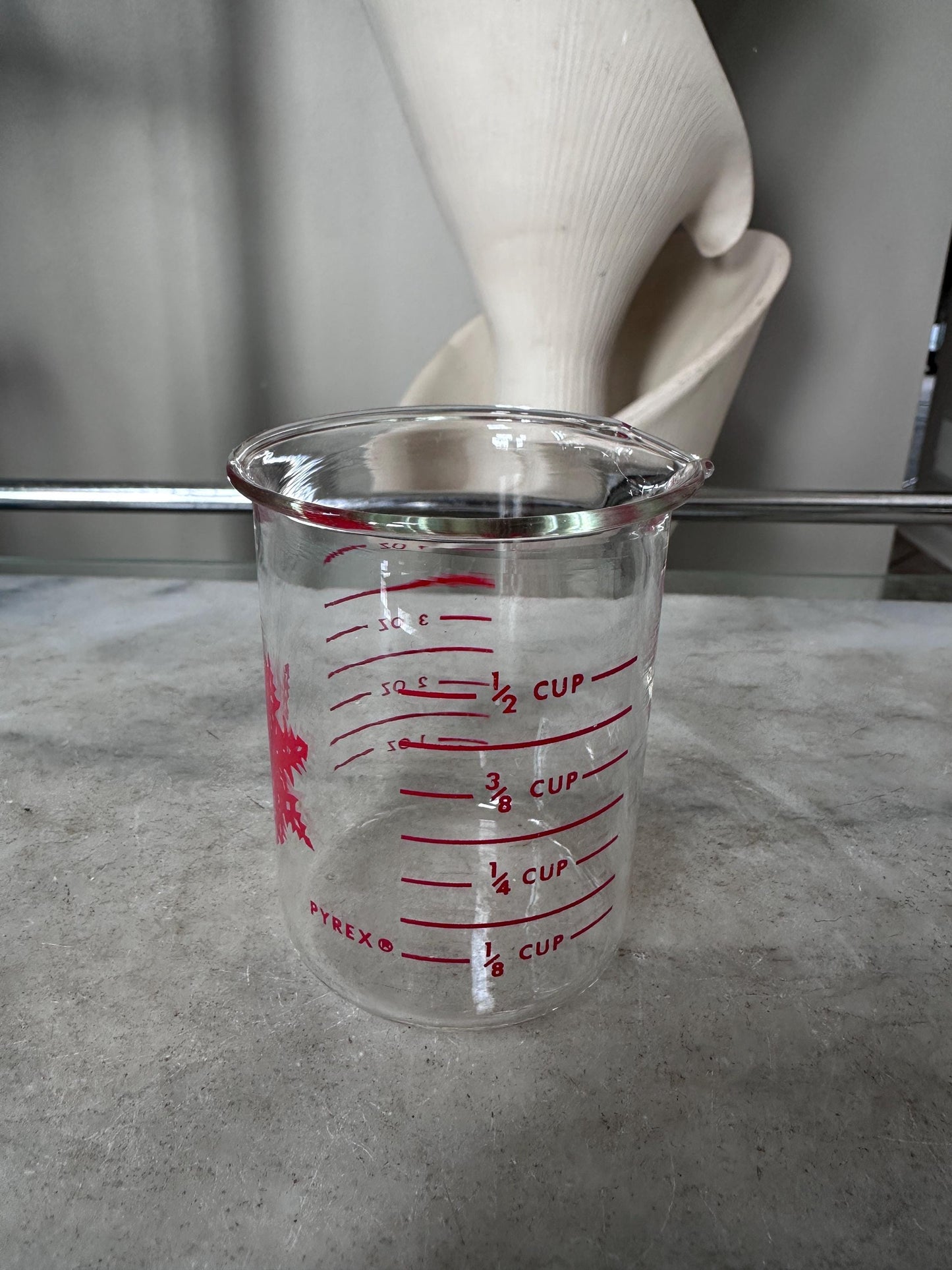 Rare Vintage Pyrex Measurette Measuring Beaker 1/2 Cup 4 oz Red Snowflake 1961-1965 Kitchen Collectible