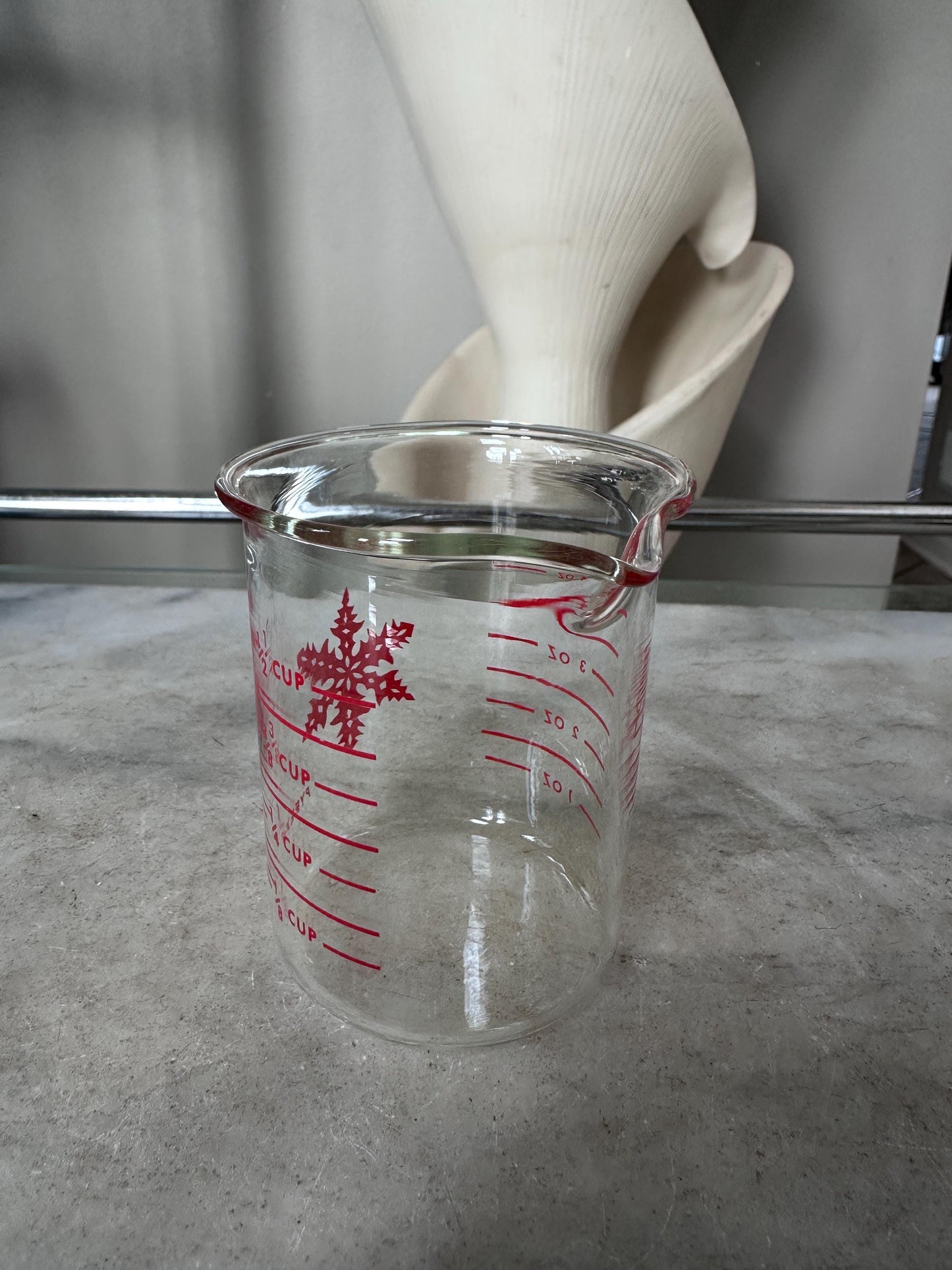 Rare Vintage Pyrex Measurette Measuring Beaker 1/2 Cup 4 oz Red Snowflake 1961-1965 Kitchen Collectible
