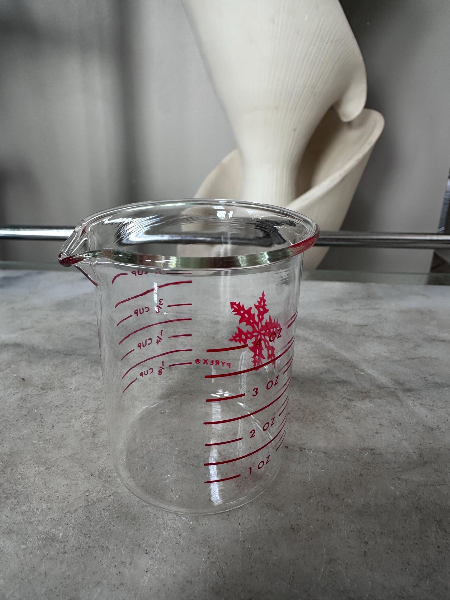Rare Vintage Pyrex Measurette Measuring Beaker 1/2 Cup 4 oz Red Snowflake 1961-1965 Kitchen Collectible