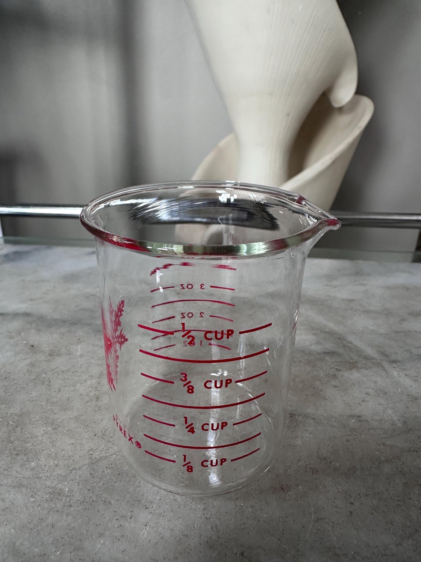 Rare Vintage Pyrex Measurette Measuring Beaker 1/2 Cup 4 oz Red Snowflake 1961-1965 Kitchen Collectible