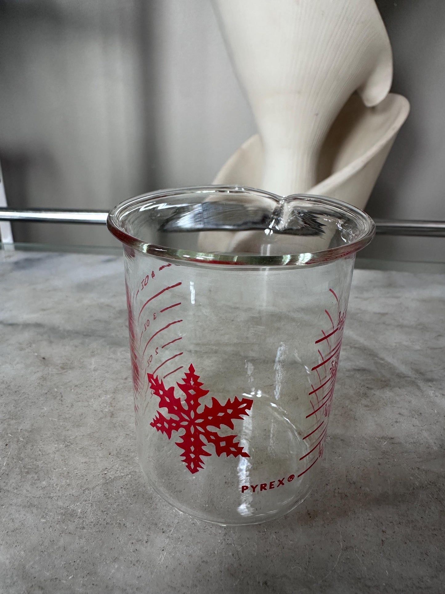 Rare Vintage Pyrex Measurette Measuring Beaker 1/2 Cup 4 oz Red Snowflake 1961-1965 Kitchen Collectible