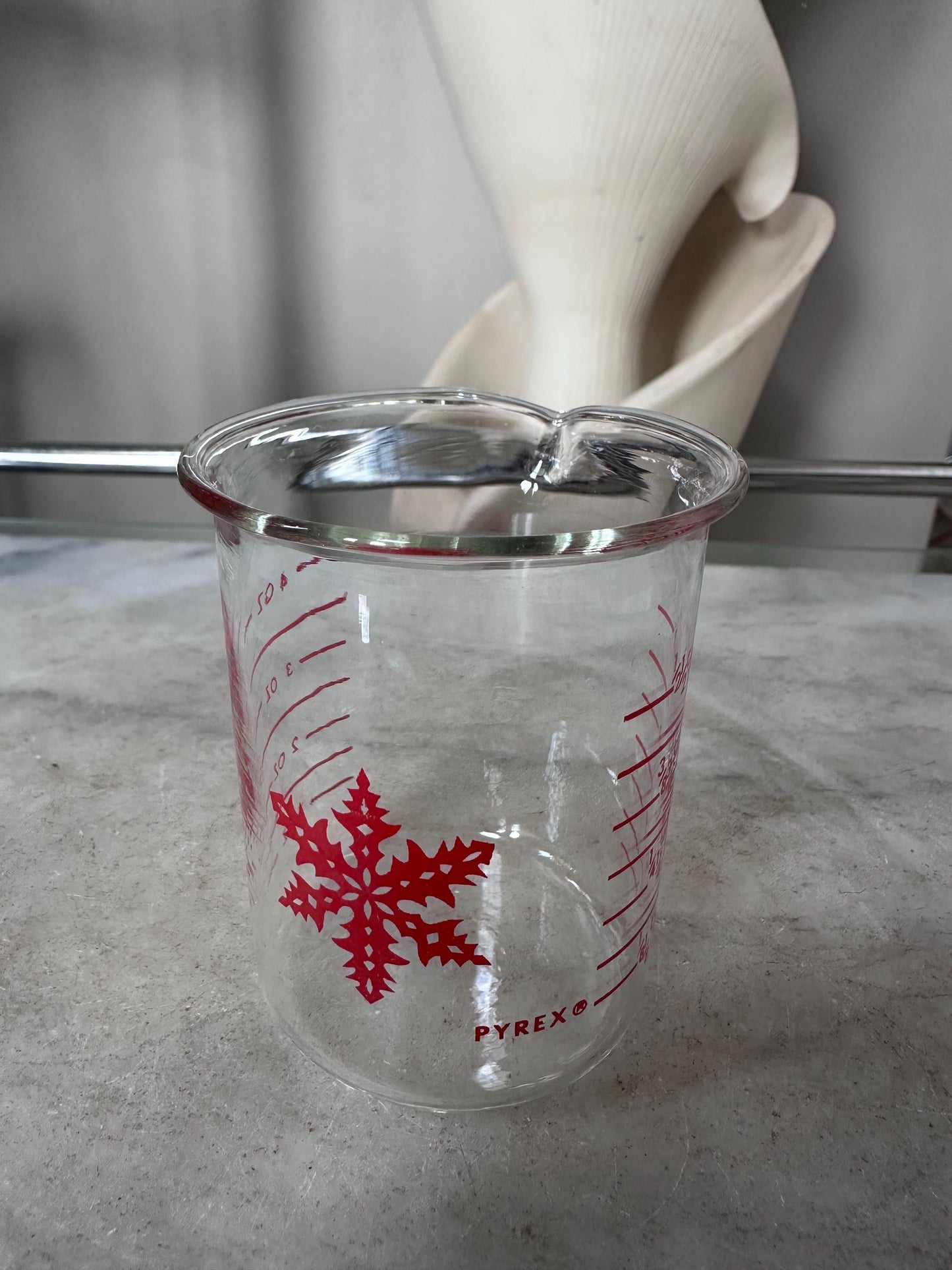 Rare Vintage Pyrex Measurette Measuring Beaker 1/2 Cup 4 oz Red Snowflake 1961-1965 Kitchen Collectible