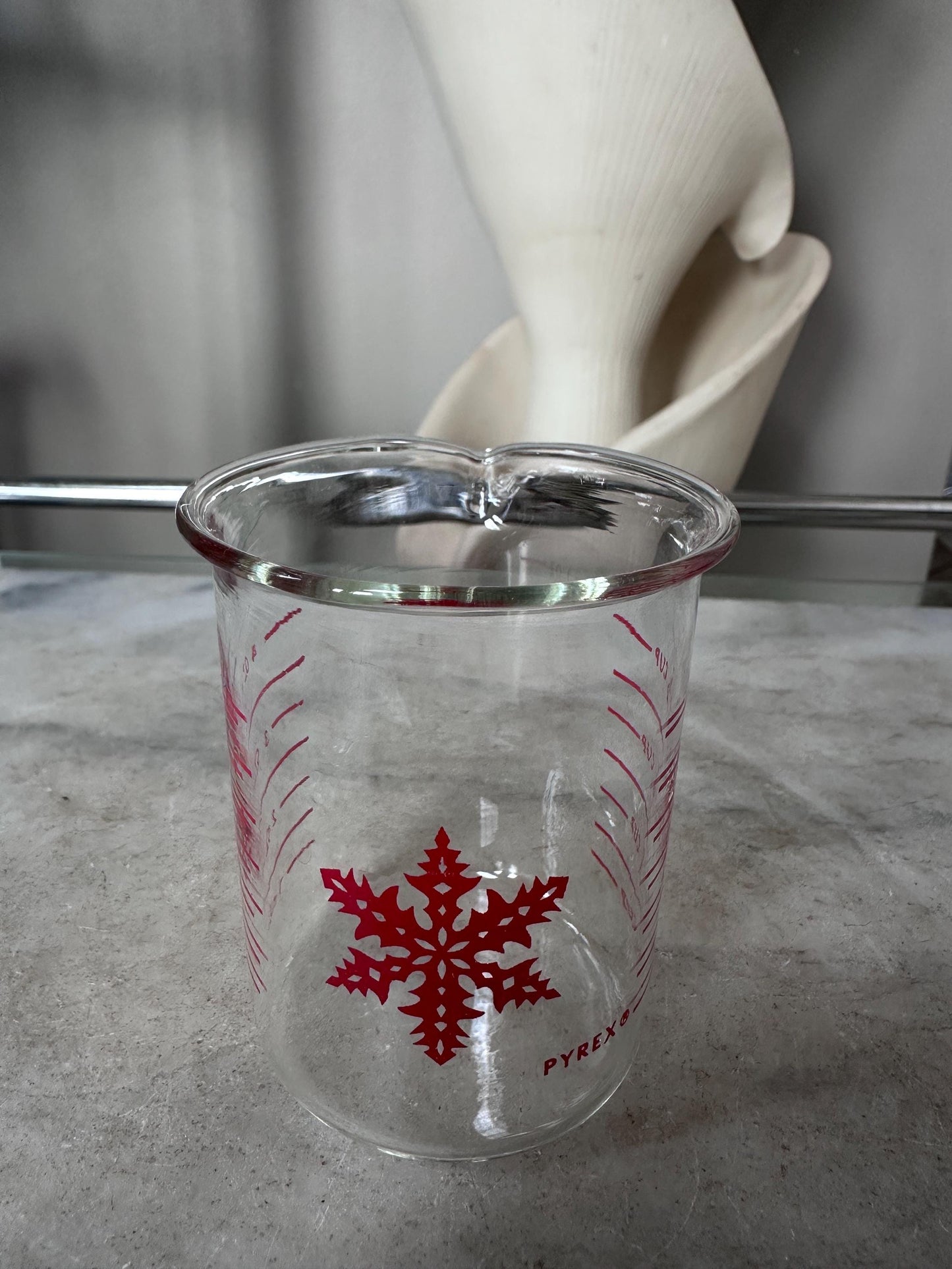 Rare Vintage Pyrex Measurette Measuring Beaker 1/2 Cup 4 oz Red Snowflake 1961-1965 Kitchen Collectible