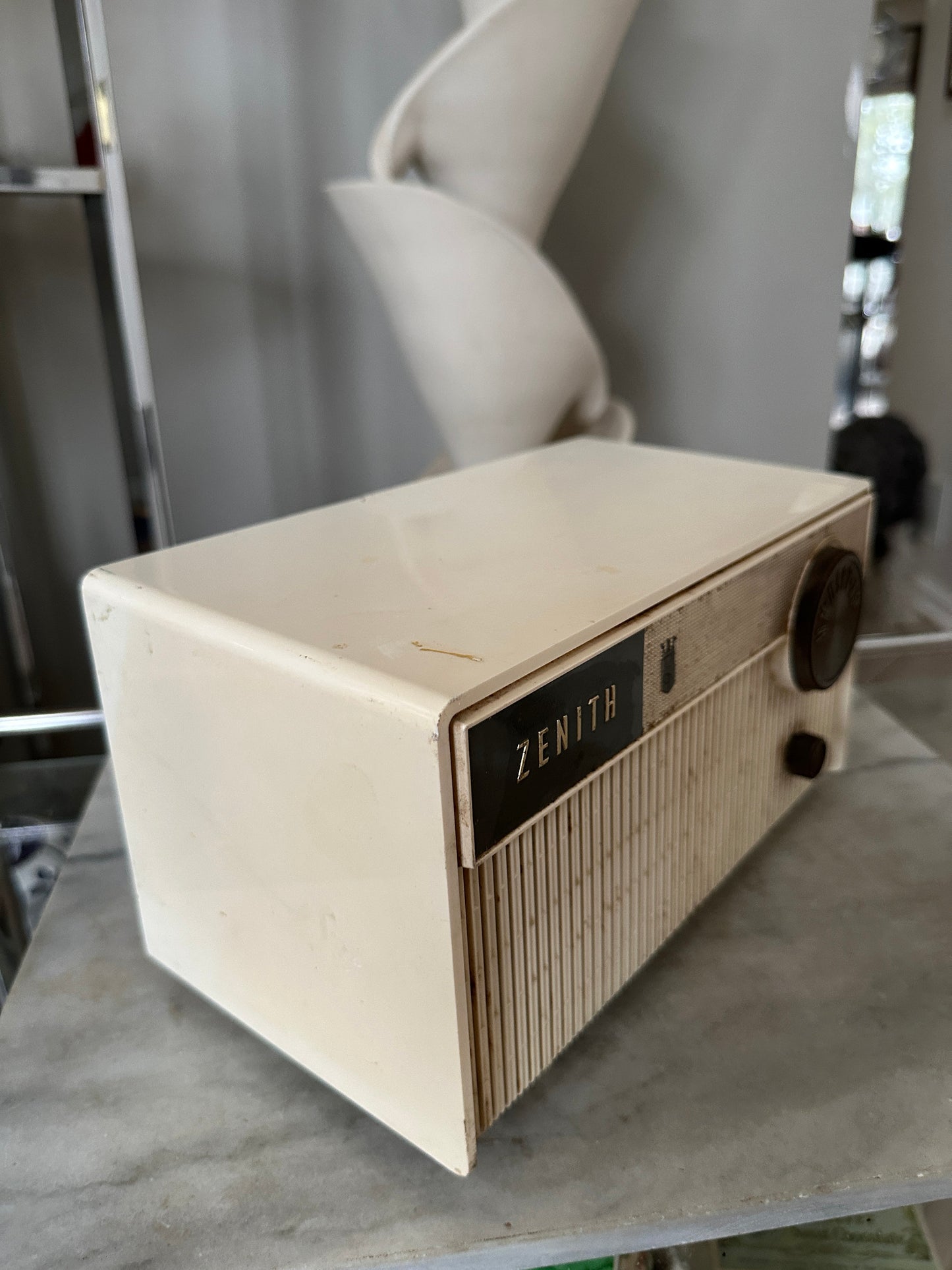 Vintage Zenith M504L (plastic tube table radio) | Working Condition)