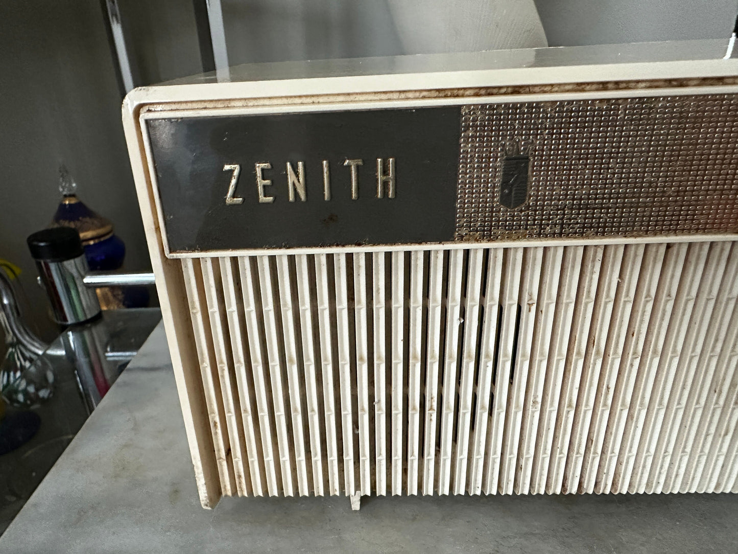 Vintage Zenith M504L (plastic tube table radio) | Working Condition)